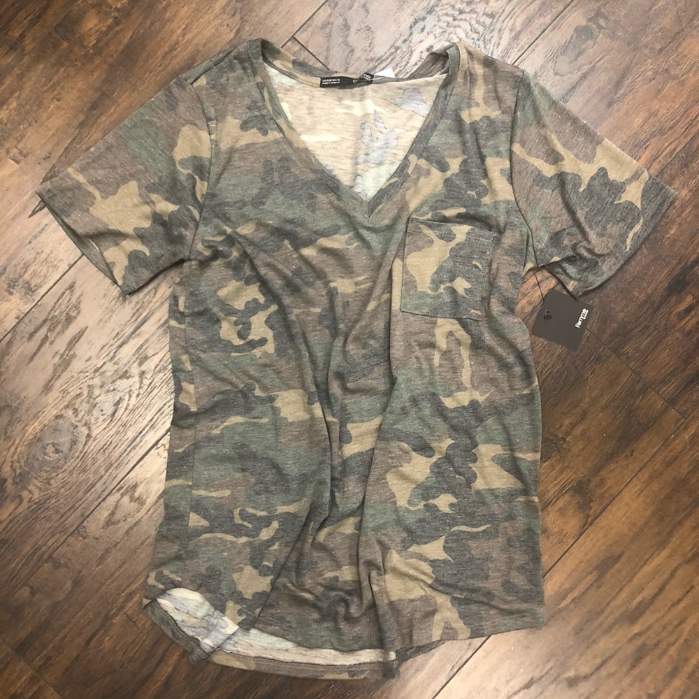 Super cute Camo print V neck top